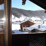 Adele 아파트